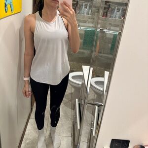 Lululemon Size 6 Tank Top BEAUTIFUL BACK